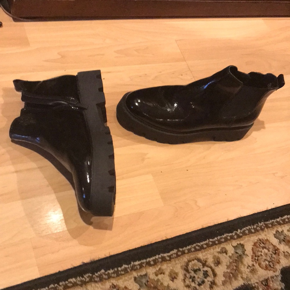 FRANCO SARTO  black patent leather side zip ankle boot like new Size 8.5 - Picture 3 of 6